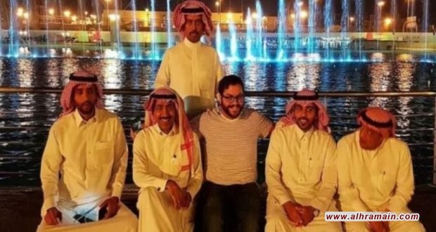 مستوطن يهودي يلتقط صورة مع أصدقاءه السعوديين في قلب المملكة