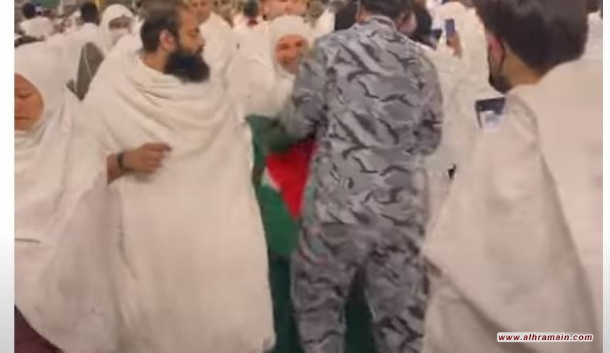 الأمن السعودي يمنع معتمرة من رفع العلم الفلسطيني عند الكعبة المشرفة