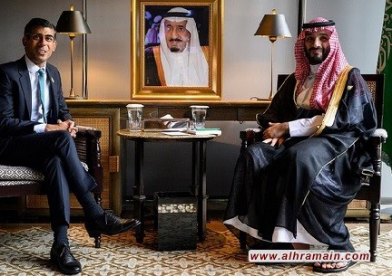 رئيس الوزراء البريطاني يعقد مُحادثات مع وليّ العهد السعودي حول النفط وبايدن يتجنّبه ويُثير موضوع الإصلاحات الاجتماعية بما فيها حُقوق المرأة وحُريّاتها