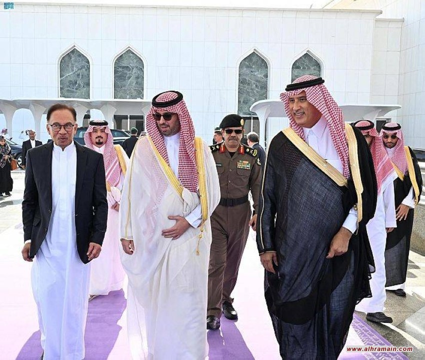 رئيس وزراء ماليزيا يغادر السعودية دون مقابلة بن سلمان.. أزمة بين الرياض وكوالالمبور؟