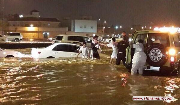 الأمطار تغرق السعودية مجددا وفاة شخص و132 حالة احتجاز..ومدن مهددة بالسيول..