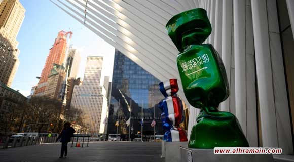 سحب نصب يحمل شعار العلم السعودي من موقع مركز التجارة العالمي في نيويورك