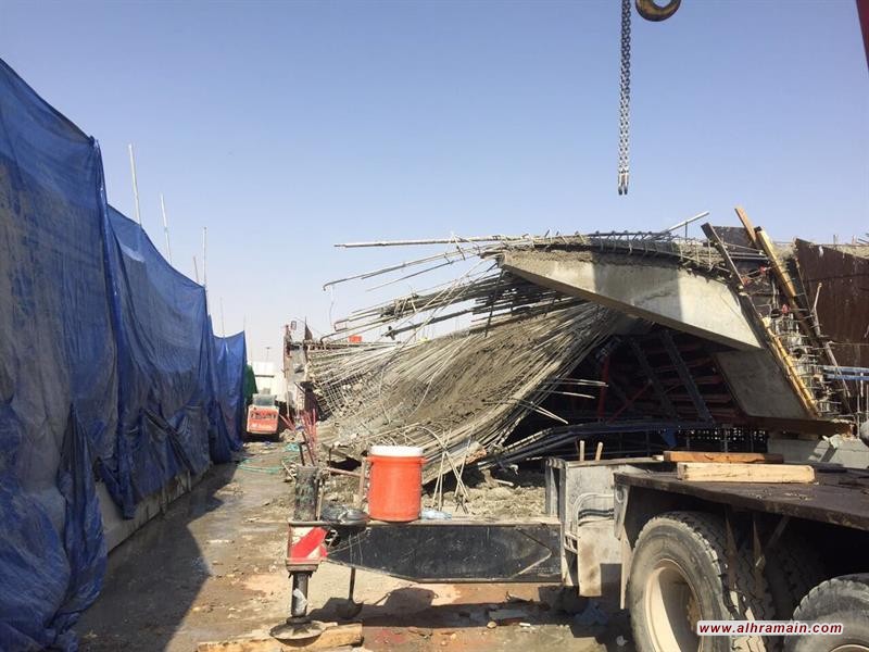 انهيار جزء من مشروع جسر طريق التخصصي في الرياض 