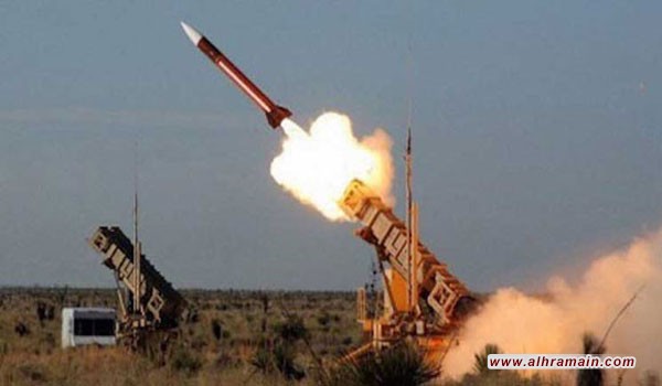 السعودية تعترض صاروخا من طراز “بدر -1” اطلق من اليمن كان موجها ضد معسكر للحرس الوطني في نجران أسفر عن جرح شخص واحد