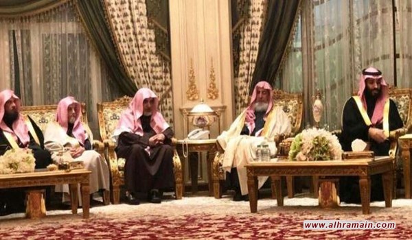 مفتي السعودية بعد عشاء مع ابن سلمان: على خطباء الجمعة عدم الحديث بالسياسة