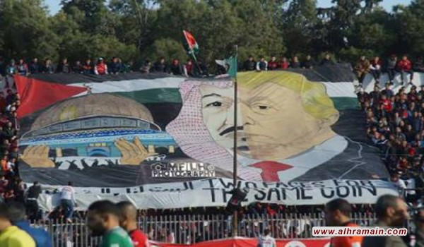 السعودية تهدد بالرد على رفع مشجعين في مباراة كرة القدم في الجزائر لافتة كبيرة تجمع الملك سلمان وترامب 