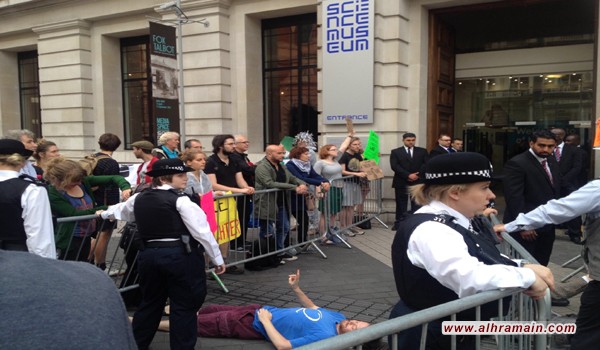 نشطاء يعتصمون أمام المتحف العلمي في لندن احتجاجا على تسليح السعودية.. واعتقال الناشط العالي