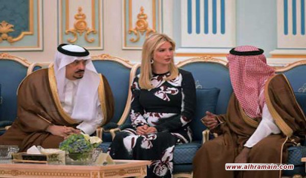 ترامب يَصل الرياض: الملك سلمان على رأس المُستقبلين و”يُصافح” السيدة الأولى التي بدّلت ثوبها في الطائرة.. 