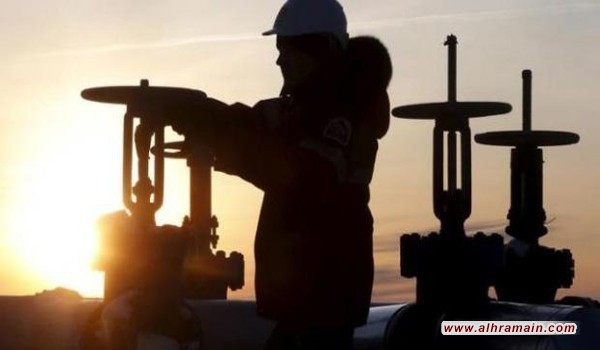 انخفاض في أسعار النفط يزيد الضغظ على الاقتصاد السعودي