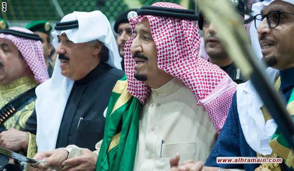 سعودي يدوس على رمز “آل سعود” بعد أن وجده محل السجود ويطالب المسلمين بقلب سجادة الصلاة!