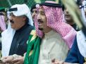 سعودي يدوس على رمز “آل سعود” بعد أن وجده محل السجود ويطالب المسلمين بقلب سجادة الصلاة!