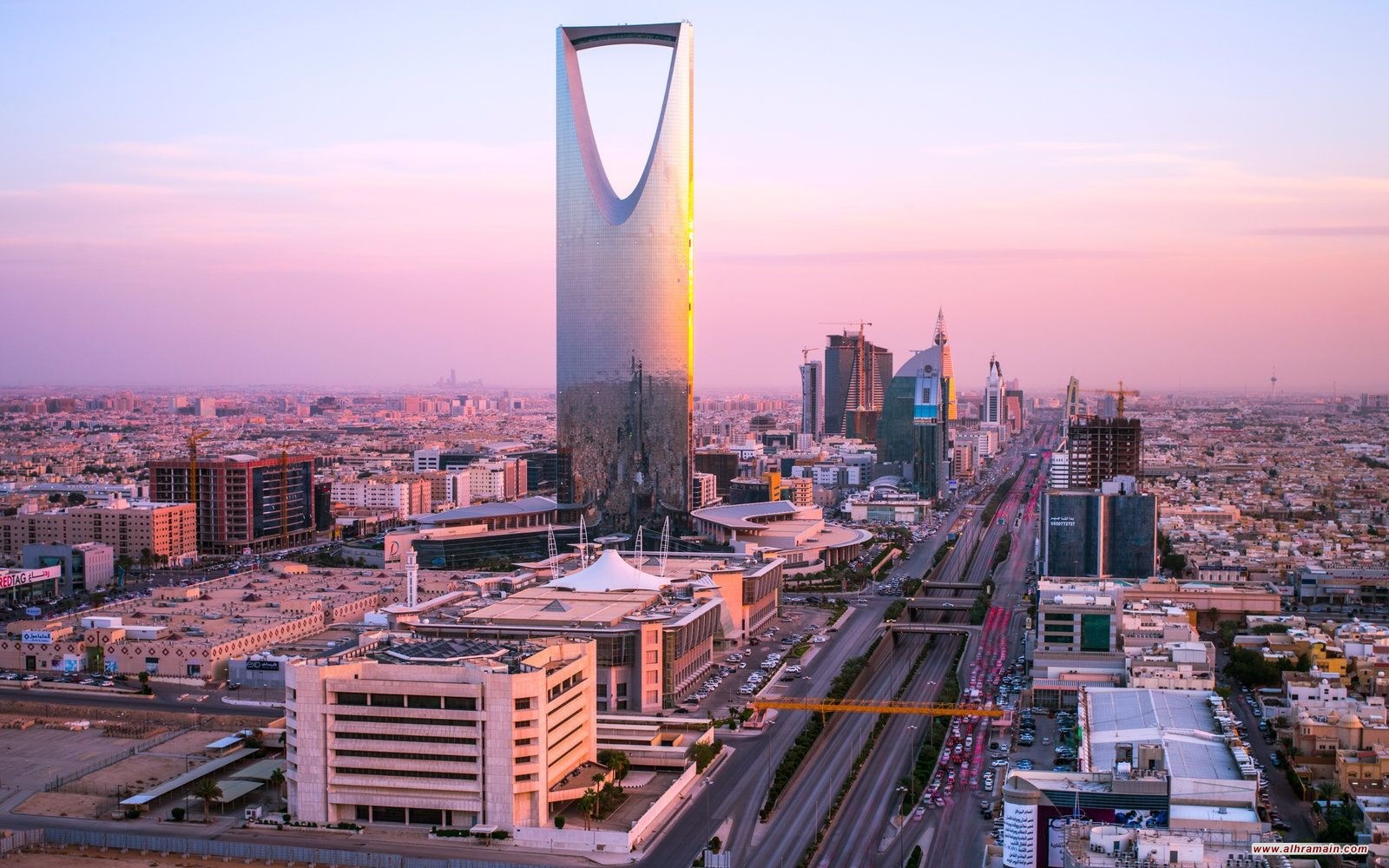 موديز: تعثر مشاريع رؤية 2030 يهدد مزاعم ابن سلمان للتحول الاقتصادي