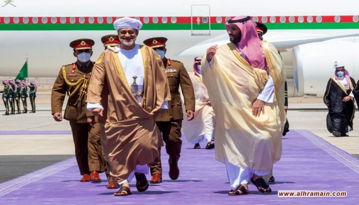 بلومبرج: زيارة سلطان عُمان النادرة للسعودية تظهر التحولات بالمنطقة