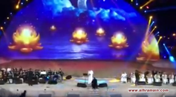 توقيف فتاة سعودية اقتحمت مسرحا بالطائف واحتضنت مطربا (فيديو)