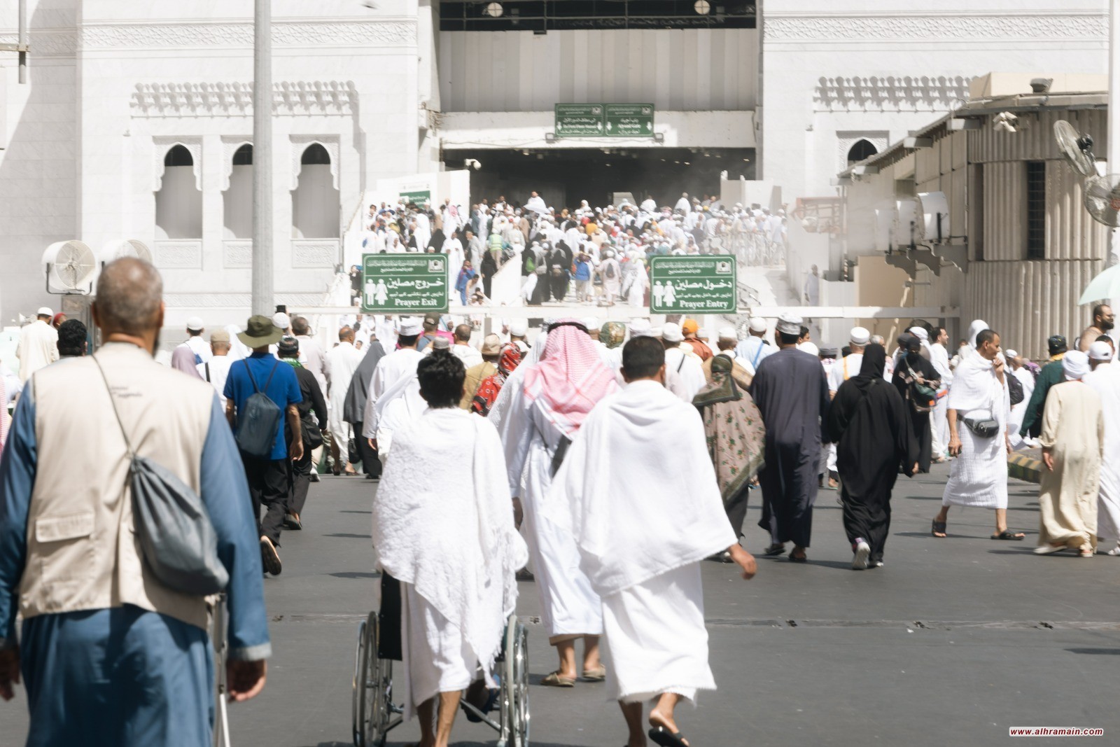 السعودية تفرض قيودا على التأشيرات لحوالي 16 بلدا