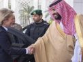 وزيرة الدفاع الألمانية ترفض ارتداء العباءة بالسعودية!