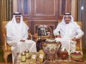 الملك سلمان يلتقي أمير قطر السابق بقصر “عرقه” بالرياض